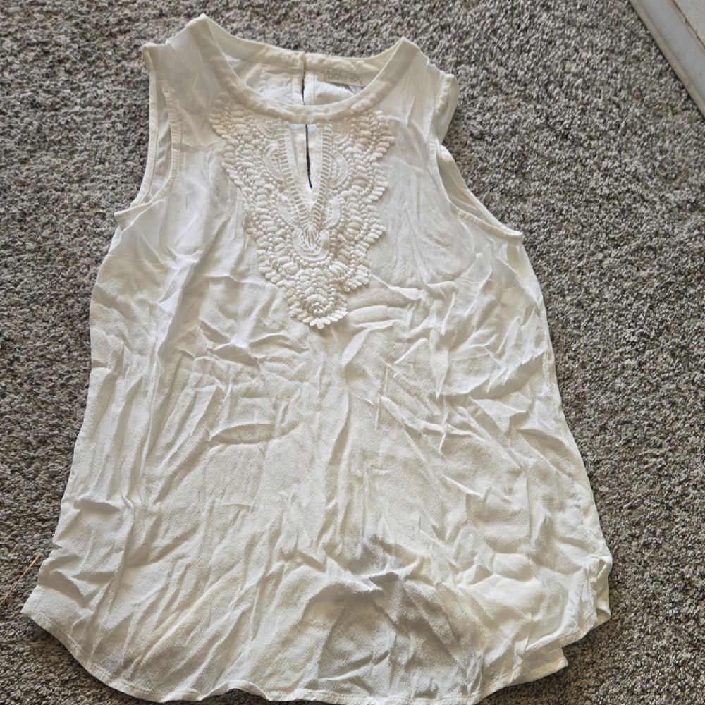 Chic Ivory Sleeveless Blouse with Embroidery